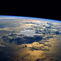 La gente está descubriendo ahora que la Tierra tiene cola 