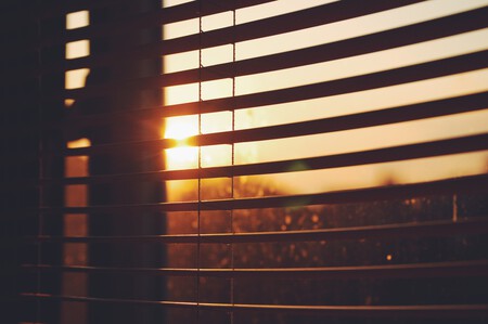 Dormir con la persiana completamente bajada o un poco abierta: la ciencia resuelve el debate (y es mejor para tu salud)