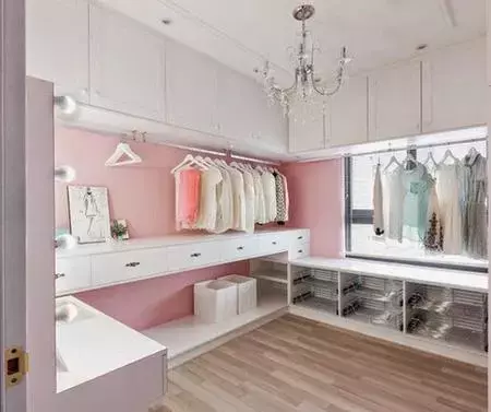 Vestidores de lujo, menos decoración para guardar más cosas