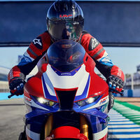 Honda va a matar sus motos de gasolina porque los moteros lo están extinguiendo, pero BMW piensa lo contrario. Y ambas tienen razón