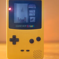 Vio una Game Boy Color tirada entre la chatarra con un aviso: "no enciende". La compró a precio de risa y descubrió que solo necesitaba algo de limpieza