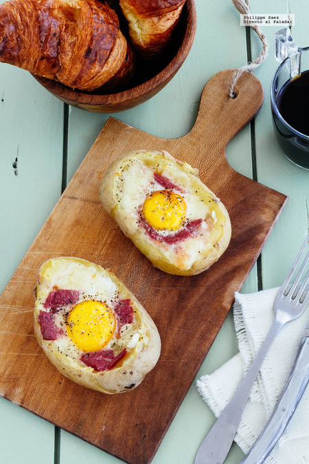Papas rellenas con huevo y salami. Receta para el desayuno