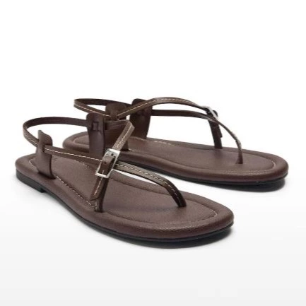 Sandalias planas de mujer de piel con tiras cruzadas
