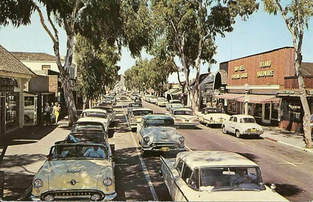 Em meio ao fluxo de imensos Chevrolets, Fords e outros, um pequeno Renault Dauphine