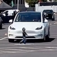 ¿Recuerdas el vídeo de un Model 3 en piloto automático atropellando a un muñeco de un niño? Tesla está intentando eliminarlo
