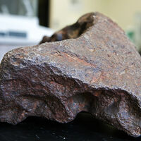Meteorito que caiu em fazenda dos EUA na década de 1930 passou décadas sendo usado como batente de porta; hoje, vale 100 mil dólares 