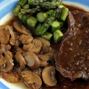 Cómo hacer salsa cazadora, receta idónea para platos de carne