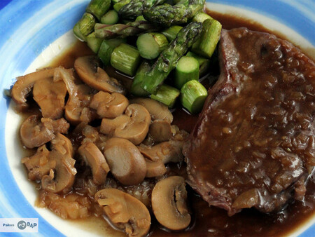 Cómo hacer salsa cazadora, receta idónea para platos de carne