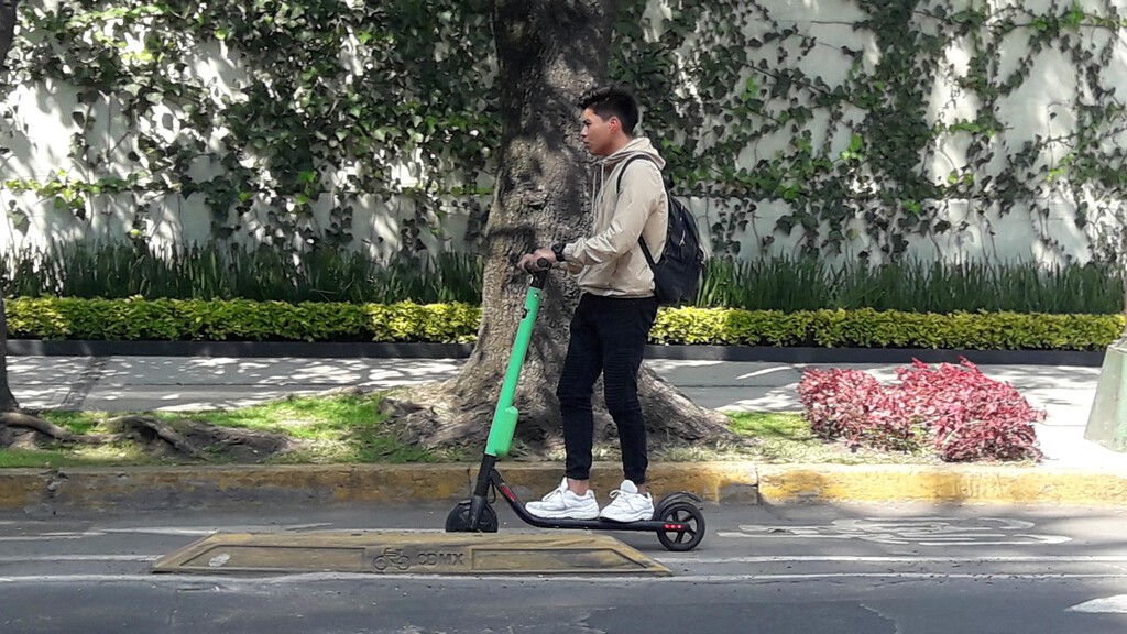 CDMX quiere poner una nueva condición para motos, scooters y bicis eléctricas: demostrar que sabes manejarlas 