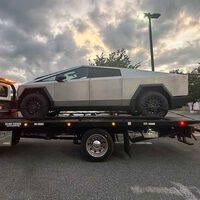 "En 60 km se convirtió en Cyberbasura". Su Tesla Cybertruck le deja tirado el primer día y Tesla quería lavarse las manos
