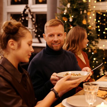 Comer, brindar y seguir en forma: estas son las claves para no ganar peso en vacaciones 