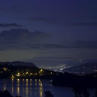 Rompe tu rutina con la magia del fuego bajo el cielo estrellado a menos de una hora de Bogotá ¿Cómo inscribirse a las caminatas nocturnas guiadas en el Embalse del Neusa? 