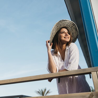 H&M Home lanza una tumbona de lo más chic que tiene una sombrilla a juego: transformará por completo tus zonas de exterior