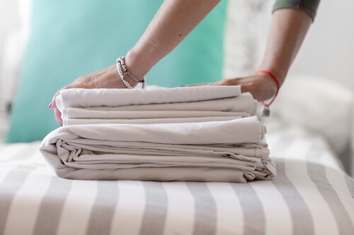 Cómo hacer un protector de trajes con una sábana vieja