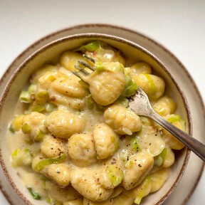 Ñoquis con salsa cremosa de puerro, una receta ligera para el repertorio sin lactosa