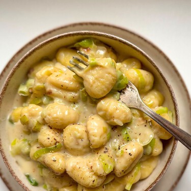 Ñoquis con salsa cremosa de puerro, una receta ligera para el repertorio sin lactosa