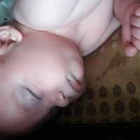 Unos padres muestran las convulsiones que sufre su bebé tras las vacunas (y aseguran que la culpable es la Bexsero)