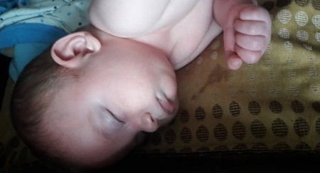 Unos padres muestran las convulsiones que sufre su bebé tras las vacunas (y aseguran que la culpable es la Bexsero)