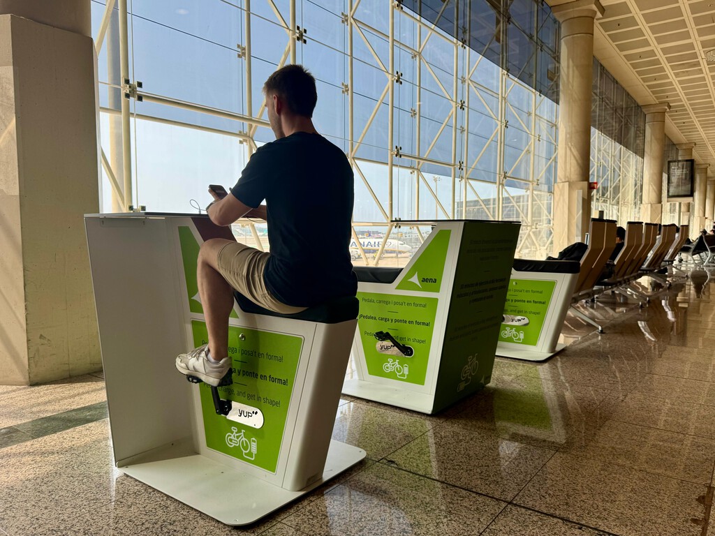 Estos curiosos cargadores públicos han aparecido en el Aeropuerto de Barcelona: tendrás que pedalear para llenarte tu batería
