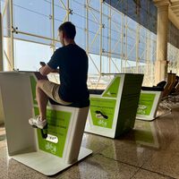 Estos curiosos cargadores públicos han aparecido en el Aeropuerto de Barcelona: tendrás que pedalear para llenarte tu batería