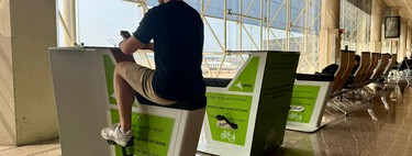Estos curiosos cargadores públicos han aparecido en el Aeropuerto de Barcelona: tendrás que pedalear para llenarte tu batería