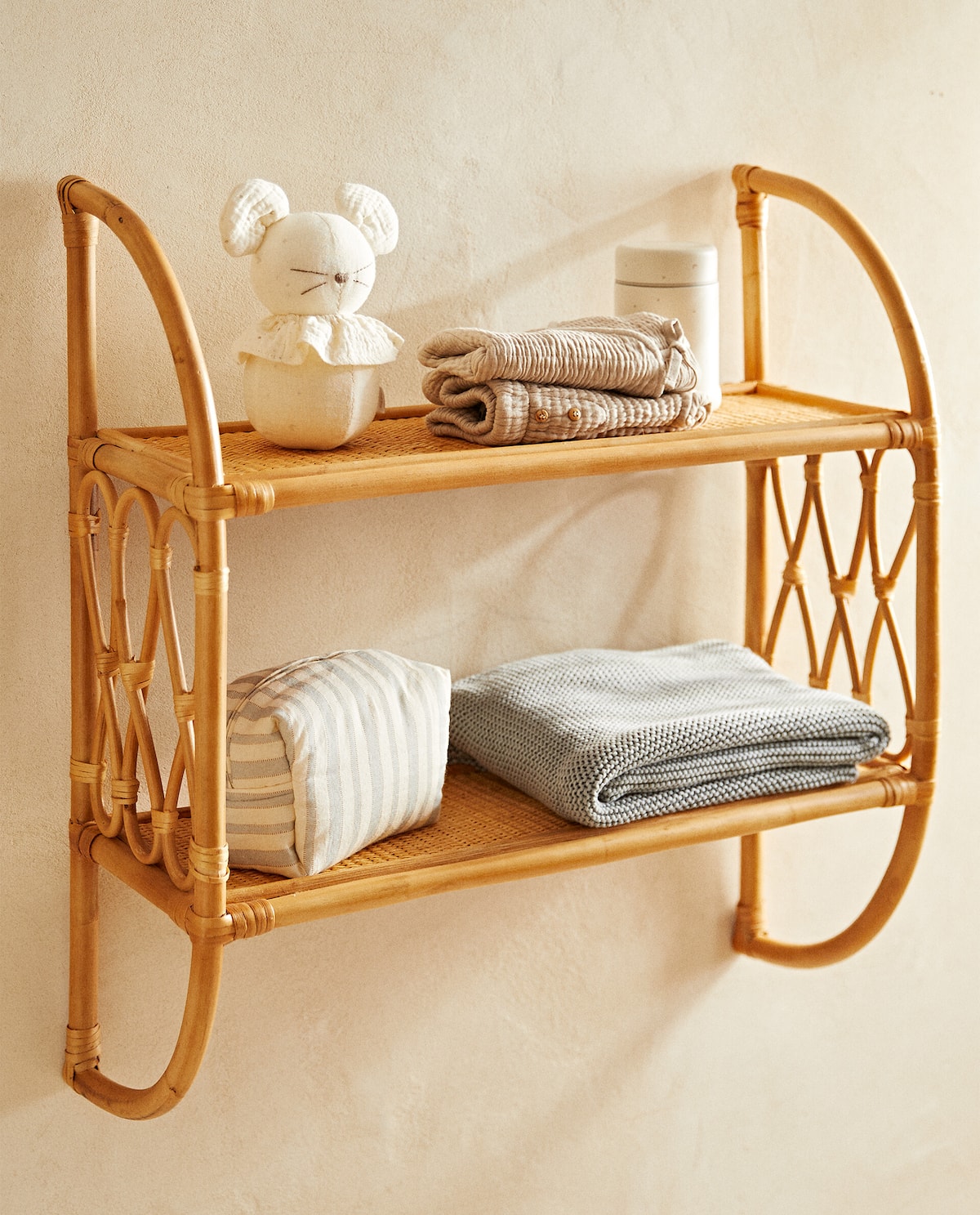 ESTANTERÍA RATÁN PARED