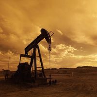 El petróleo deberá caer si quiere competir con el coche eléctrico y las energías renovables, según BNP Paribas