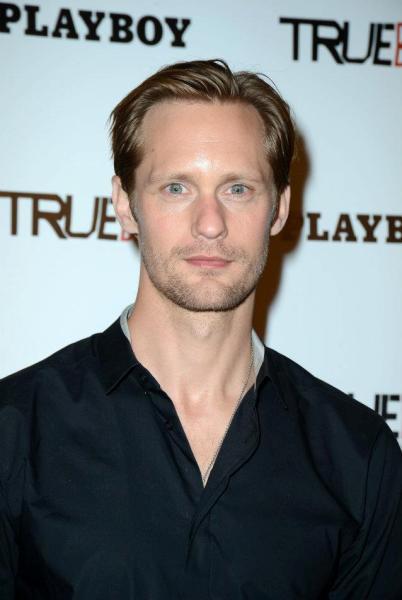 Alexandar Skarsgård, vale que quieras hacer una comedia, pero no te pongas más ropa