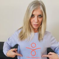 Roger Nebot, farmacéutico: "Para evitar que las canas amarilleen en verano, mi consejo sería muy claro. Aclara siempre el cabello con agua dulce y utiliza acondicionador antes de entrar al mar"
