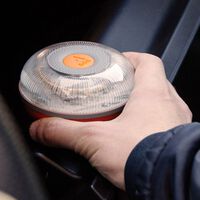 A partir del 1 de enero deberás llevar en la guantera una luz V16 conectada, pero no todas valen. Esto es lo que debes tener en cuenta antes de comprar una