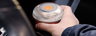 A partir del 1 de enero deberás llevar en la guantera una luz V16 conectada, pero no todas valen. Esto es lo que debes tener en cuenta antes de comprar una