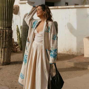 El vestido de lino de Sfera holgado y amplio que nos salva los looks del verano sin perder ni un ápice de elegancia 