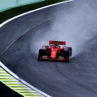 Sebastian Vettel pone a Ferrari al frente de unos complicados entrenamientos libres en Brasil