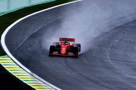 Sebastian Vettel pone a Ferrari al frente de unos complicados entrenamientos libres en Brasil