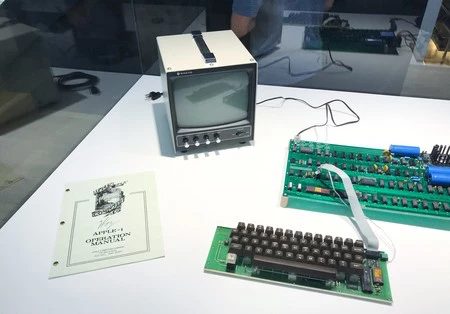 博物館の訪問は、Apple の起源である Apple I から始まります。