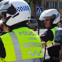 Ir sin casco en la moto está mal, pero si eres policía es peor aún. El vídeo viral que indigna a los moteros