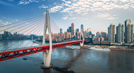 Moderna ponte por cabo que atravessa o rio com a paisagem urbana da cidade em Chongqing, China.