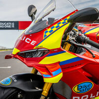 Saluda a la moto policial más rápida del mundo. Es una Ducati Panigale V4 S de 216 CV con alerones para "salvar vidas" 