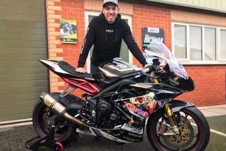 Peter Hickman subasta su Triumph Daytona 675R por 30.000 euros, la moto que hizo tres podios en la Isla de Man
