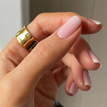 La nueva manicura francesa es la más buscada por las mujeres de 50 para rejuvenecer las manos