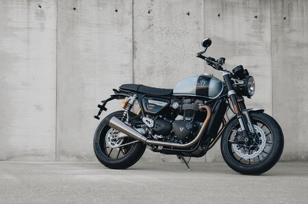 Triumph Speed Twin Breitling Edition 001