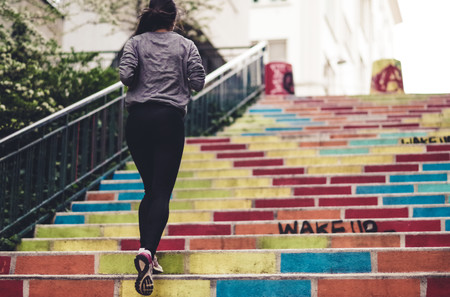 Una rutina de entrenamiento HIIT al aire libre que puedes hacer sin material