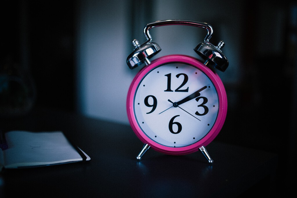 El cambio de hora este mes de octubre de 2023 afectará también a tu factura de la luz: cuál es el motivo y en qué cantidad lo hará  