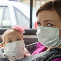Los bebés y los niños pequeños no deben usar mascarilla: podrían asfixiarse 
