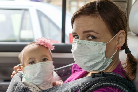 Los bebés y los niños pequeños no deben usar mascarilla: podrían asfixiarse