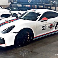 Removido, no agitado, y te queda un Porsche Cayman GT4 con decoración Martini digno de un museo
