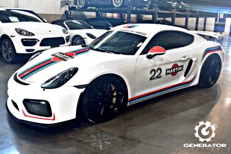 Removido, no agitado, y te queda un Porsche Cayman GT4 con decoración Martini digno de un museo