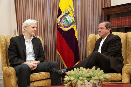 La policía inglesa detiene a Julian Assange en la Embajada de Ecuador