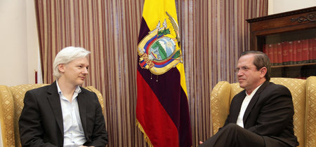 La policía inglesa detiene a Julian Assange en la Embajada de Ecuador