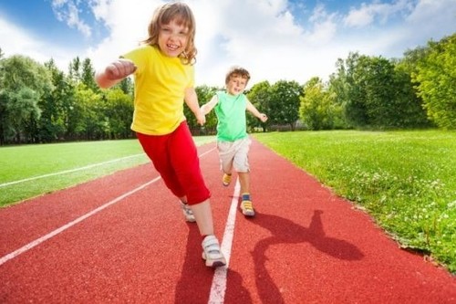 ¿Tu hijo no se cansa nunca? La ciencia explica por qué los niños parecen tener energía ilimitada 